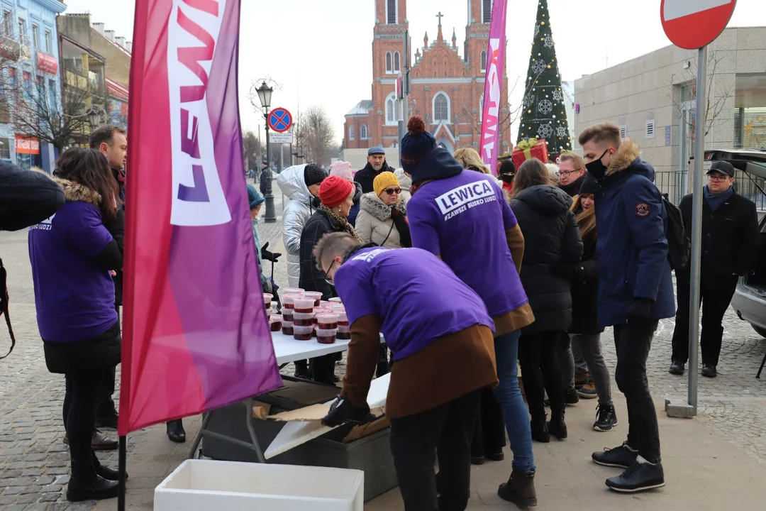 Posłowie Lewicy rozdawali mieszkańcom Kutna świąteczne posiłki 