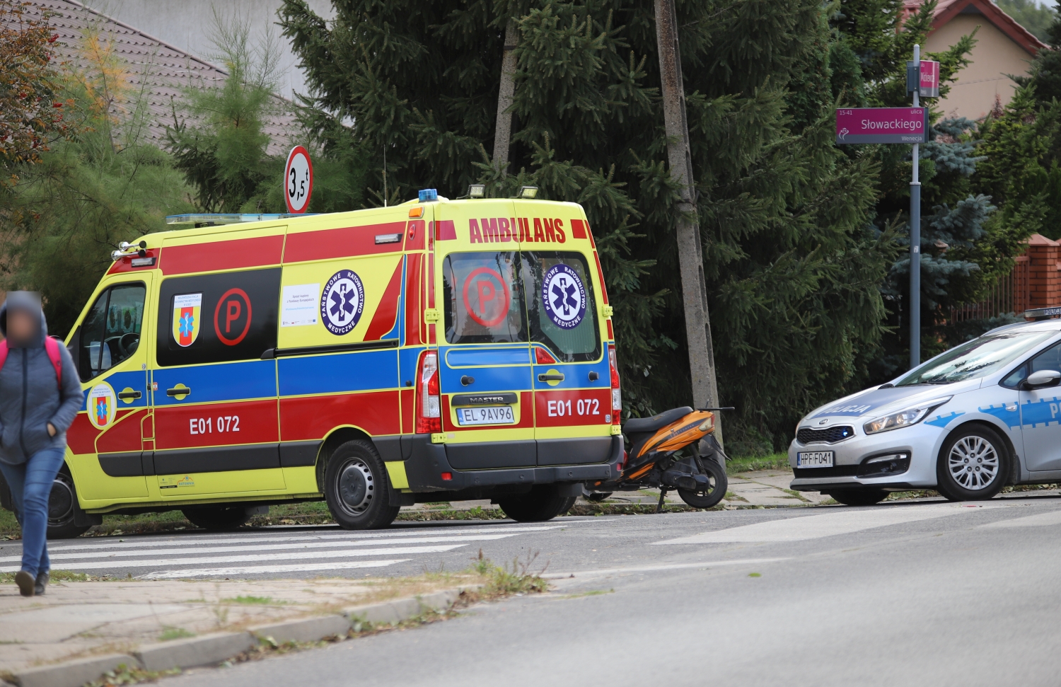 Na skrzyżowaniu ul. Mickiewicza i Słowackiego osobówka potrąciła motorowerzystkę