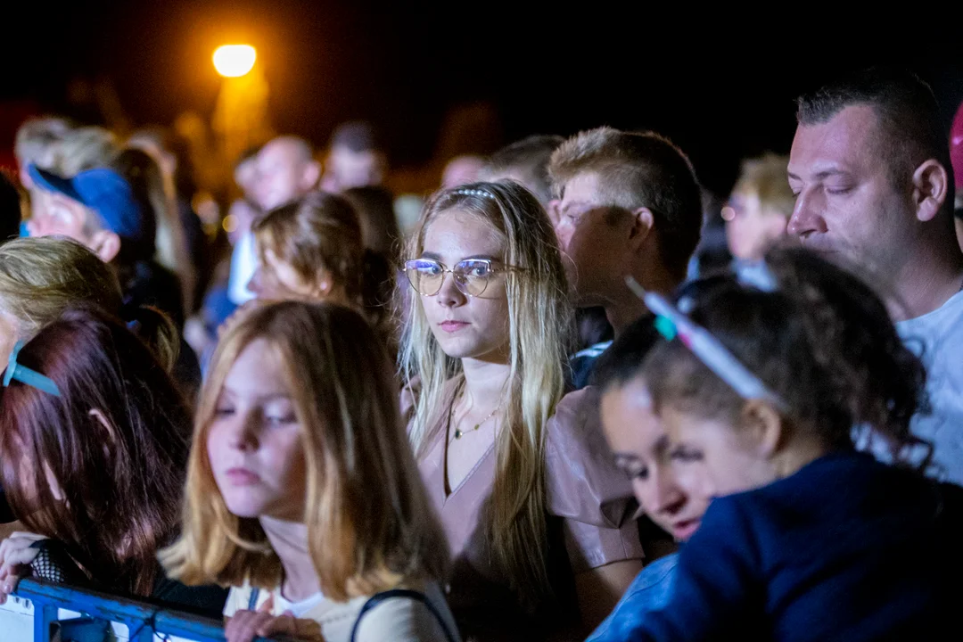 Koncert zespołu Dejw na dożynkach powiatowo-gminnych w Krzyżanowie