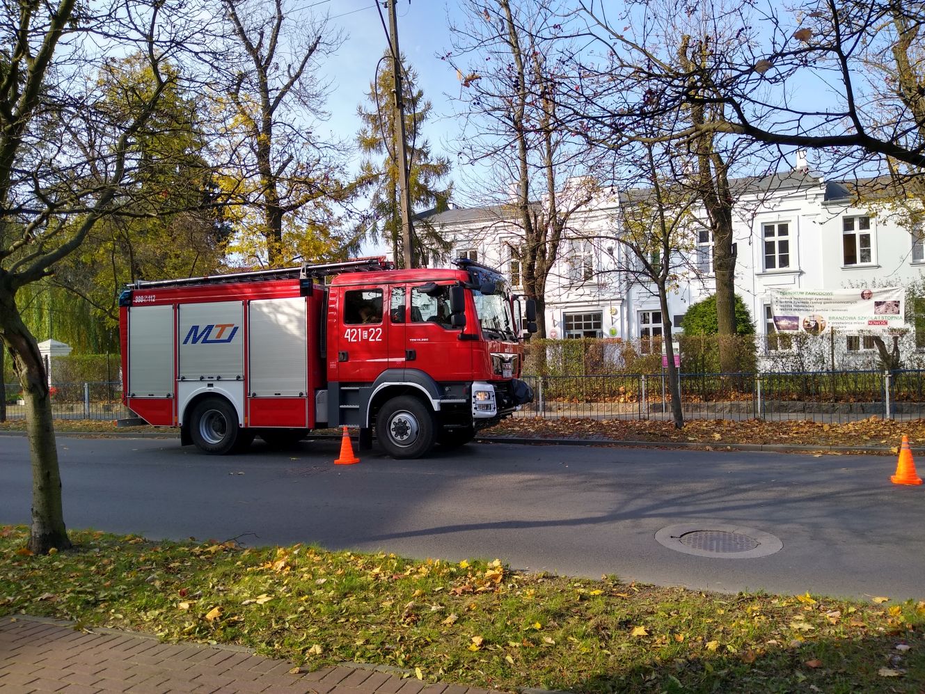 Strażacy i ratownicy medyczni prowadzili działania w jednej z kutnowskich szkół