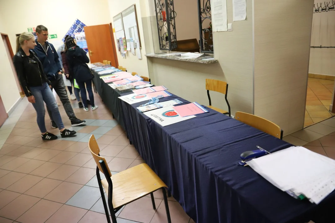 W kutnowskiej Akadami Nauk Stosowanych odbył się dzień otwarty. Pokazano m.in. Centrum Symulacji Medycznych, oprócz tego w wydarzeniu wzięli udział policjanci i żołnierze WOT