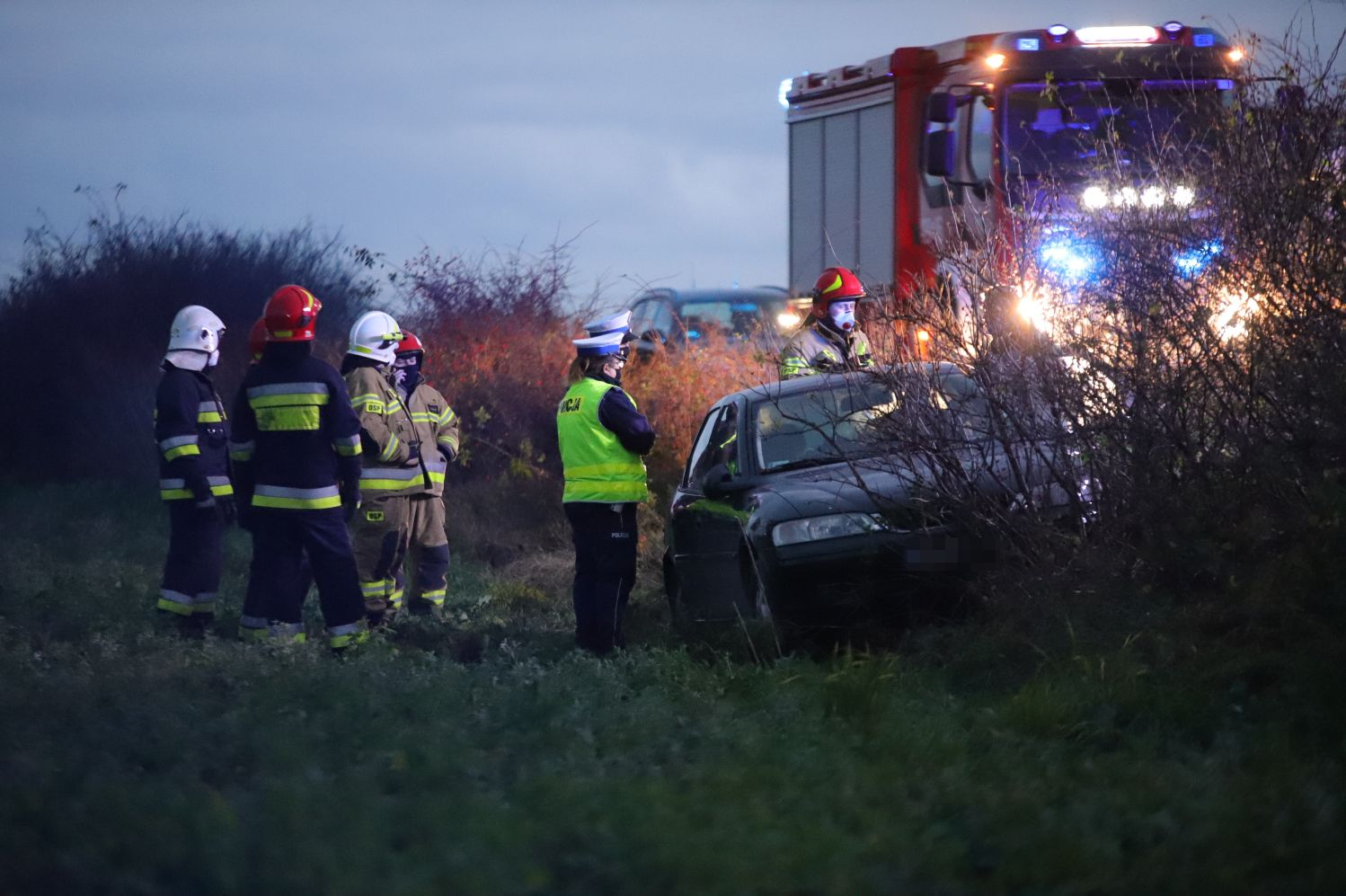 [FOTO] Służby w akcji. Kierowca osobówki wypadł z drogi - Zdjęcie główne