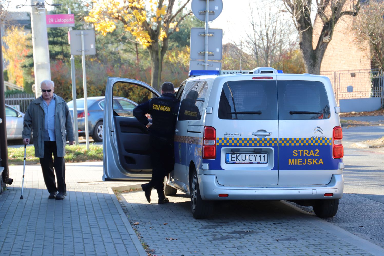 Policja i straż miejska pilnują porządku w związku z dniem Wszystkich Świętych