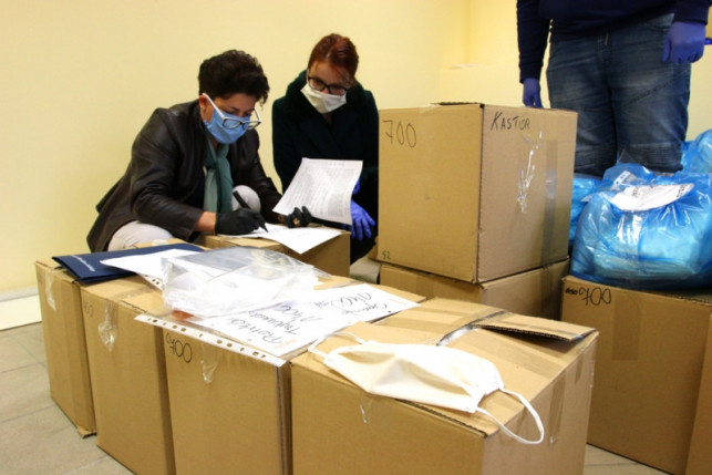 [FOTO] Milion darmowych maseczek! Część z nich trafi do Kutna: gdzie je odebrać? - Zdjęcie główne