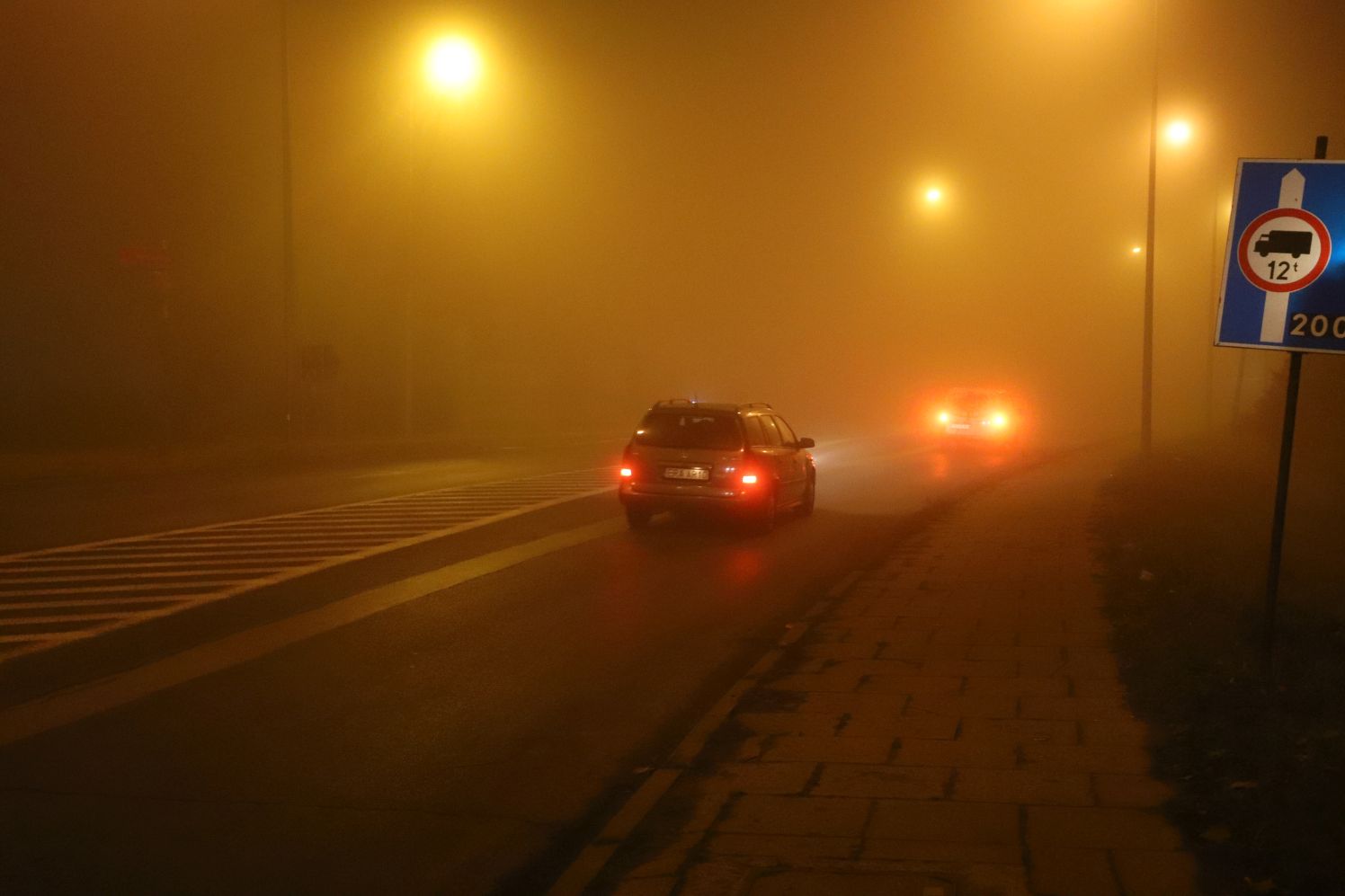 Gęsta mgła nad powiatem kutnowskim, kierowcy powinni zachować szczególną ostrożność