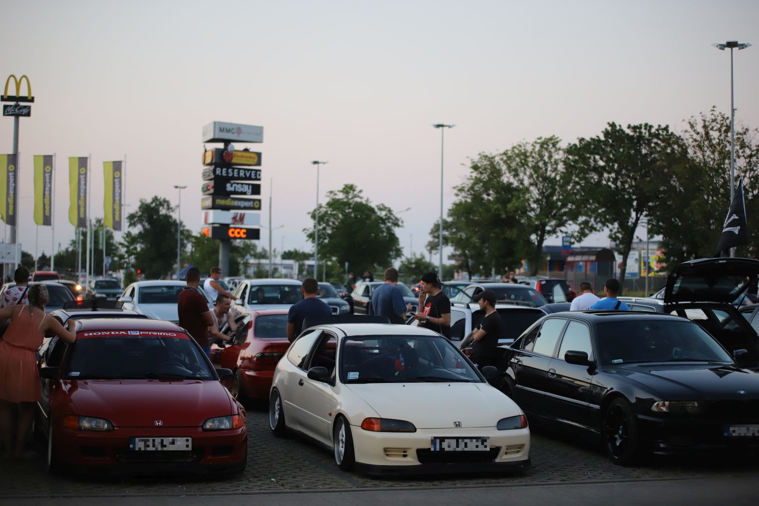 Ryk silników, pisk opon i setki osób pod galerią. Trwa Illegal Night Kutno