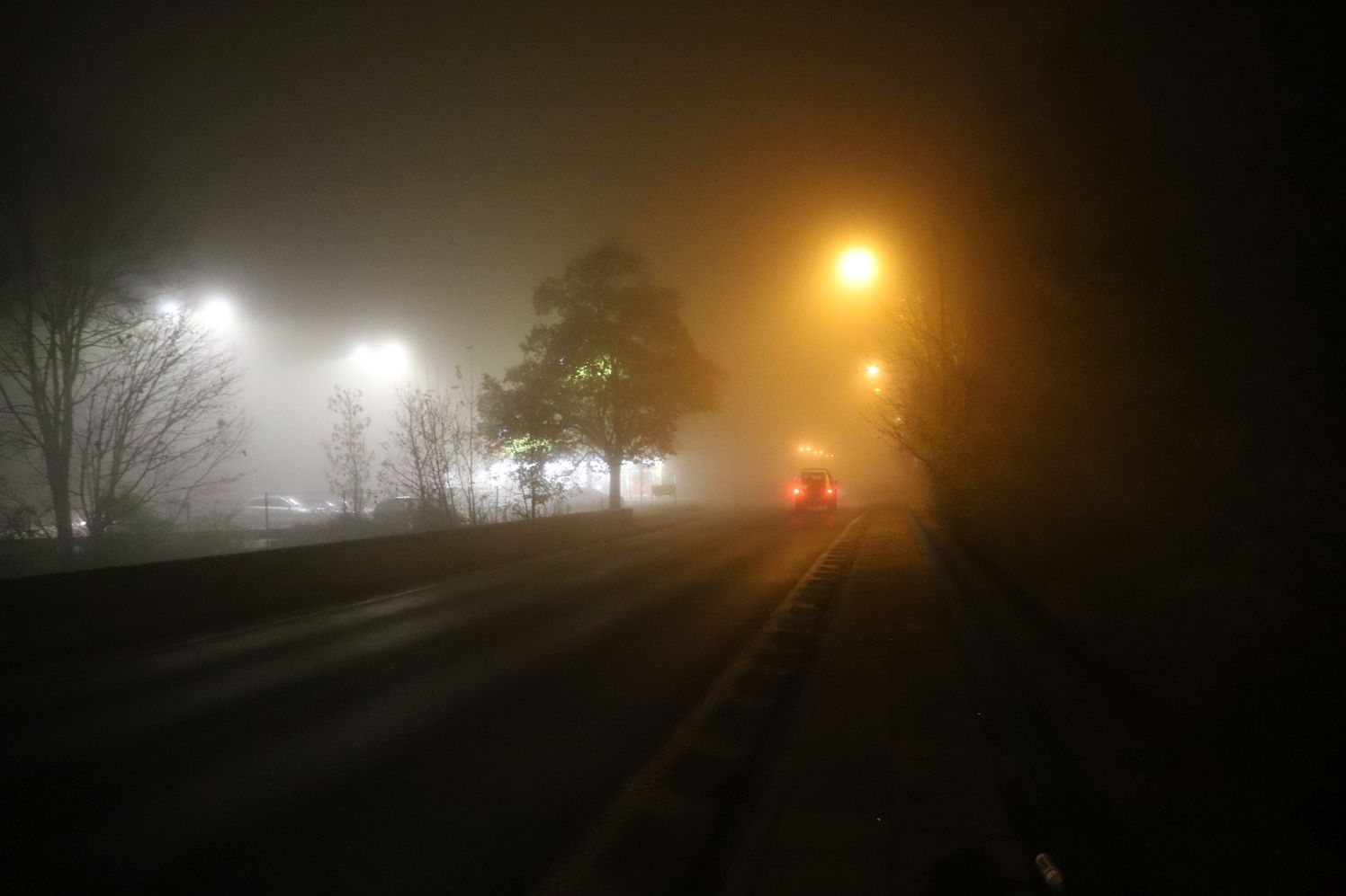 Gęsta mgła nad powiatem kutnowskim, kierowcy powinni zachować szczególną ostrożność