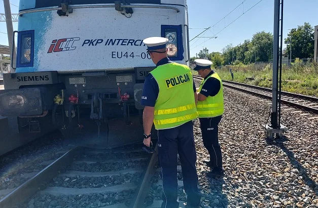 Nie żyje potrącony przez pociąg 26-latek z Kutna. Policja i straż komentują tragiczny wypadek [ZDJĘCIA] - Zdjęcie główne