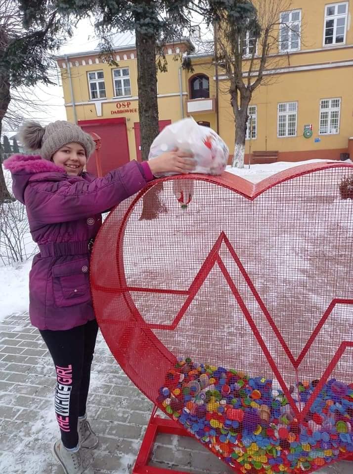 [FOTO] W powiecie stanęło kolejne serce na nakrętki. "Pamiętajmy, że dobro wraca" - Zdjęcie główne