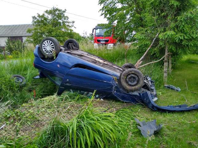 [AKTUALIZACJA/ZDJĘCIA] Koszmarne dachowanie! Auto dosłownie ''wleciało'' na posesję - Zdjęcie główne