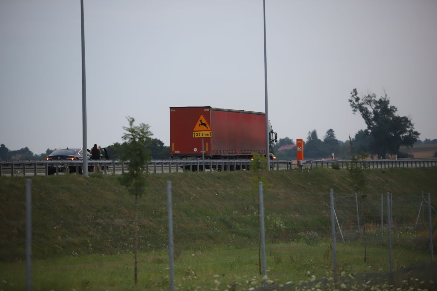 W wyniku wypadku na autostradzie pod Kutnem poszkodowane zostały trzy osoby, w tym małe dziecko