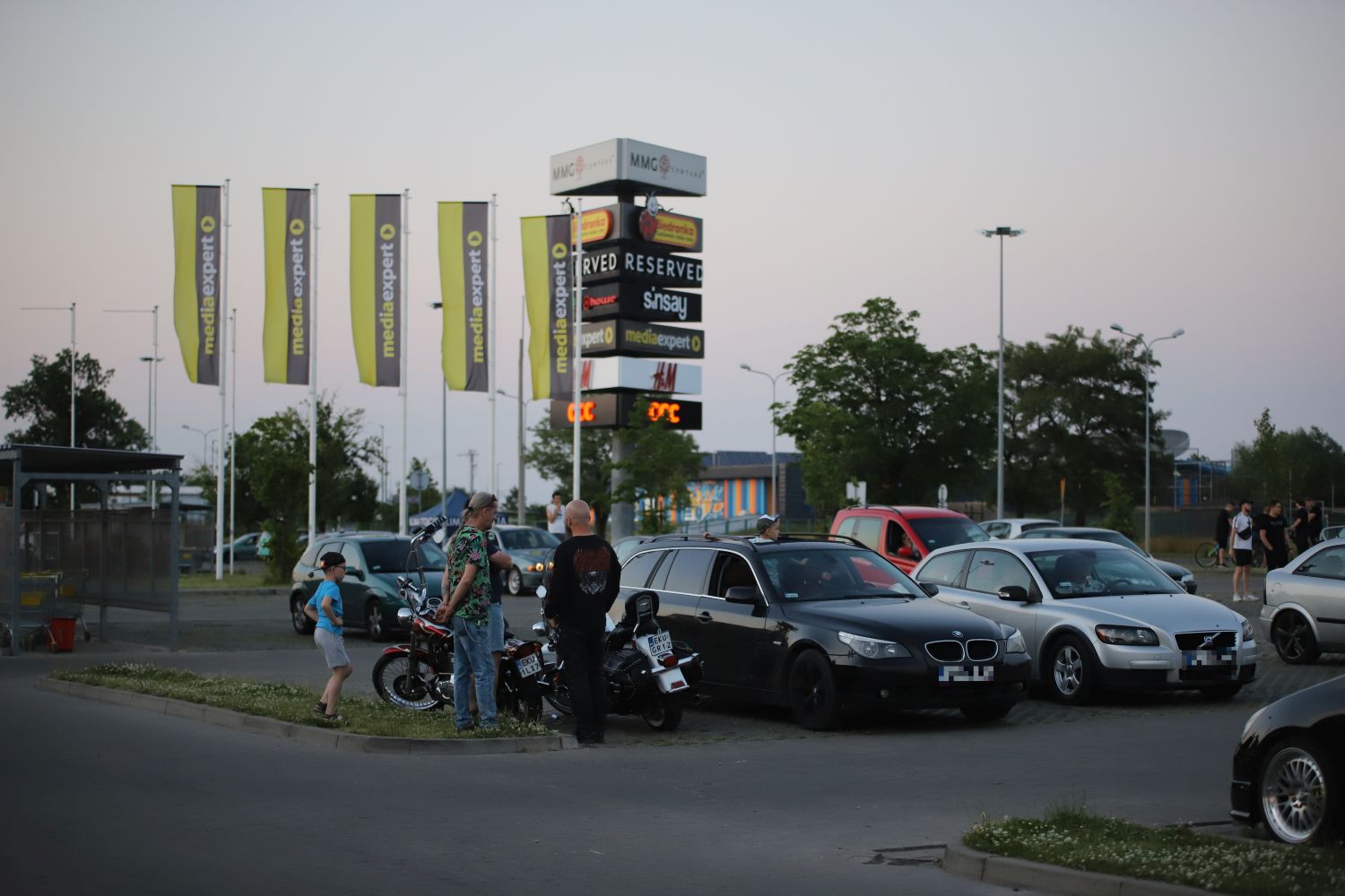 Ryk silników, pisk opon i setki osób pod galerią. Trwa Illegal Night Kutno
