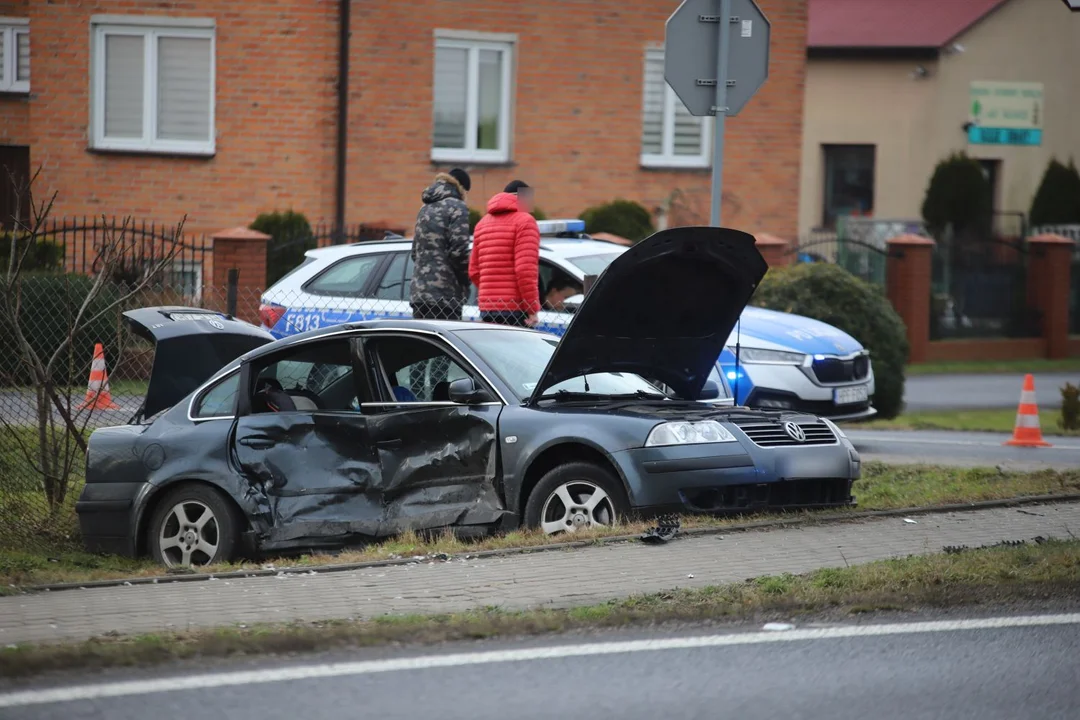 Wypadek na DK 92 w gminie Bedlno. Zderzyły się dwie osobówki