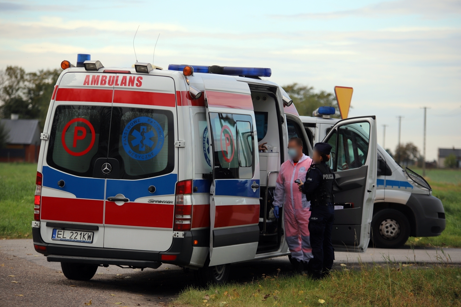 Pod Kutnem dachowała osobówka. Na miejscu policja i pogotowie - Zdjęcie główne