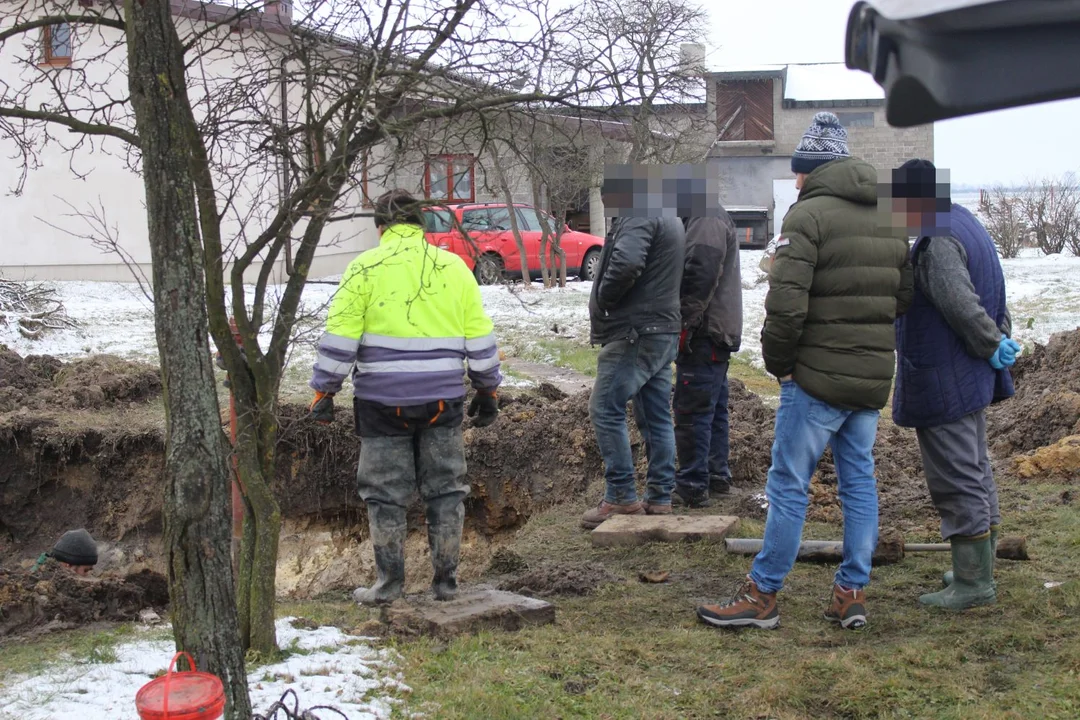 W jednej z miejscowości powiatu kutnowskiego doszło do awarii wodociągu. Możliwe, że jego naprawa zakończy się dzisiaj