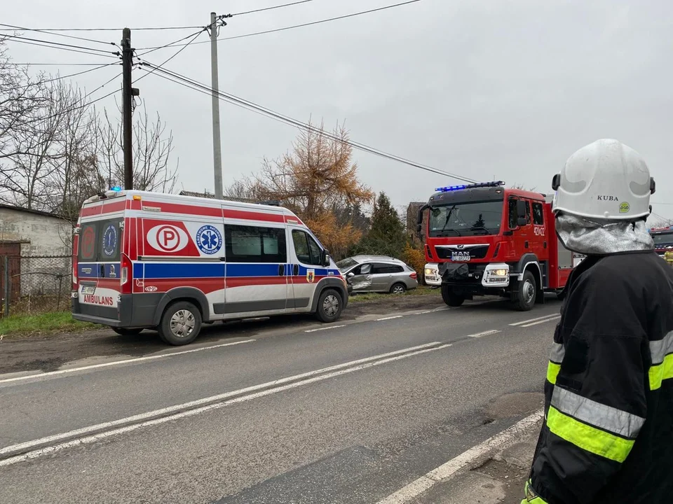 Pod Kutnem doszło do wypadku, na drodze krajowej trwa akcja służb