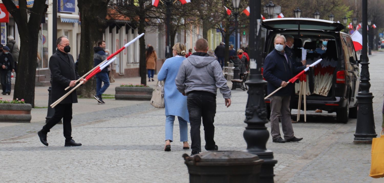 Prezydent miasta rozdawał flagi mieszkańcom Kutna