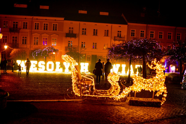 Kutno czeka na Świętego Mikołaja! Ruszył montaż iluminacji, nie zabraknie atrakcji z ubiegłych lat - Zdjęcie główne