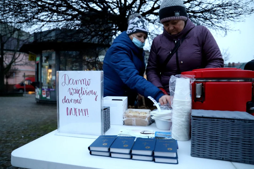 W Kutnie działa Akcja humanitarna przy Kościele Zielonoświątkowym, która pomaga m.in. bezdomnym, potrzebującym, uzależnionym i obcokrajowcom 