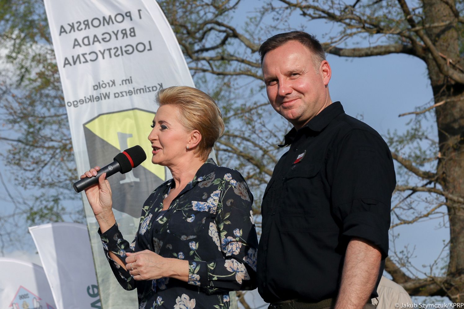 Para Prezydencka zachęca do udziału w akcji #sadziMy polegającej na rozdawaniu sadzonek (zdjęcie z edycji w 2019 roku). Akcja trwa także pod Kutnem