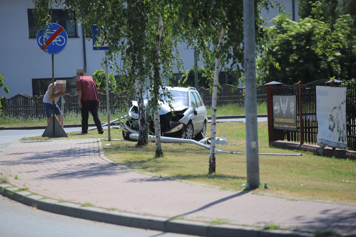 Kierowca auta stracił nad nim panowanie i uderzył w latarnię