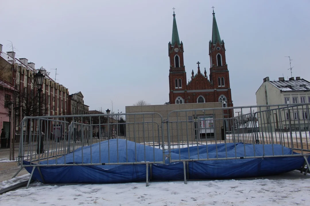 Pod koniec listopada kierowca samochodu dostawczego uszkodził fontannę na Placu Wolności w Kutnie