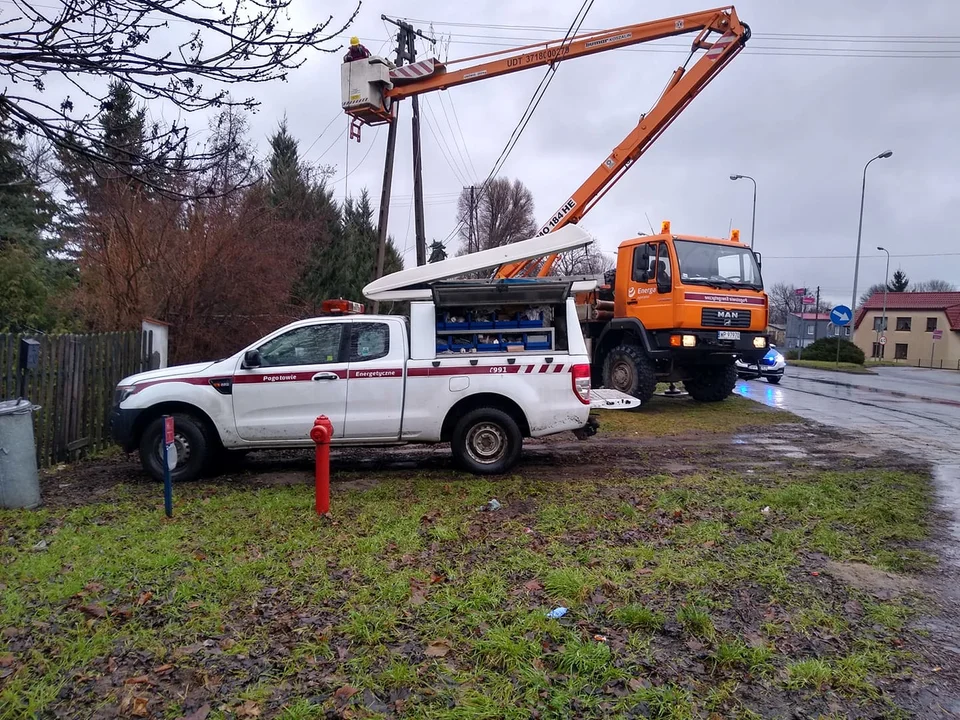 Na ul. Mickiewicza w Kutnie samochód uderzył w słup energetyczny