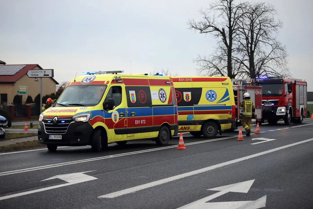 Wypadek na DK 92 w gminie Bedlno. Zderzyły się dwie osobówki