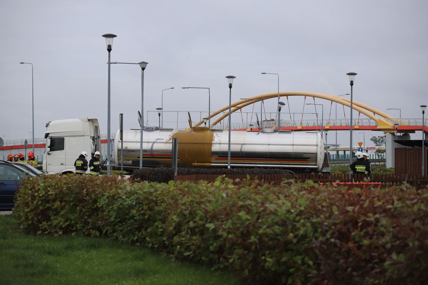 Na autostradzie A1 pod Kutnem doszło do wycieku z cysterny. Na MOP zadysponowano kilka zastępów straży