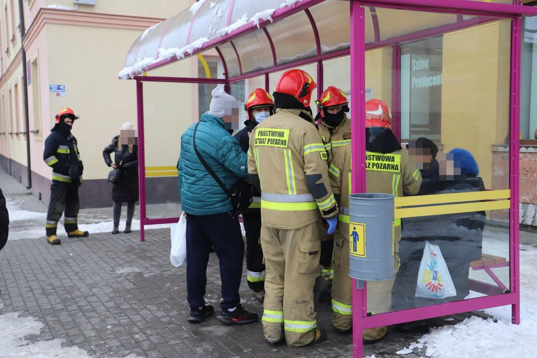 Starszy mężczyzna zasłabł na przystanku w centrum Kutna. Pomagają mu strażacy [ZDJĘCIA] - Zdjęcie główne