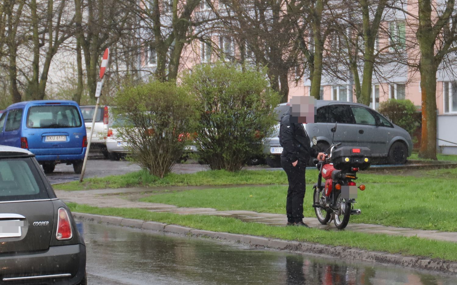 W Żychlinie doszło do kraksy z udziałem auta osobowego i motocykla