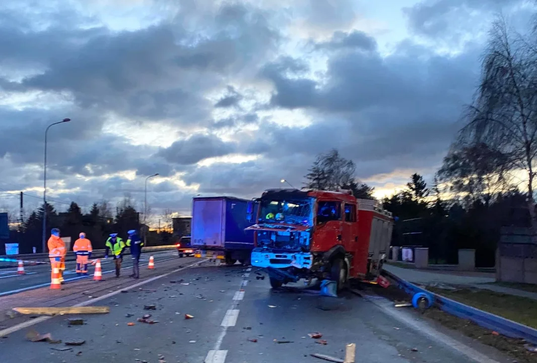 Tragiczny wypadek: nie żyje dwoje strażaków. Druhowie OSP z powiatu kutnowskiego składają kondolencje [FOTO] - Zdjęcie główne