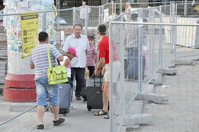 Na dworcu jak w klatce - Zdjęcie główne