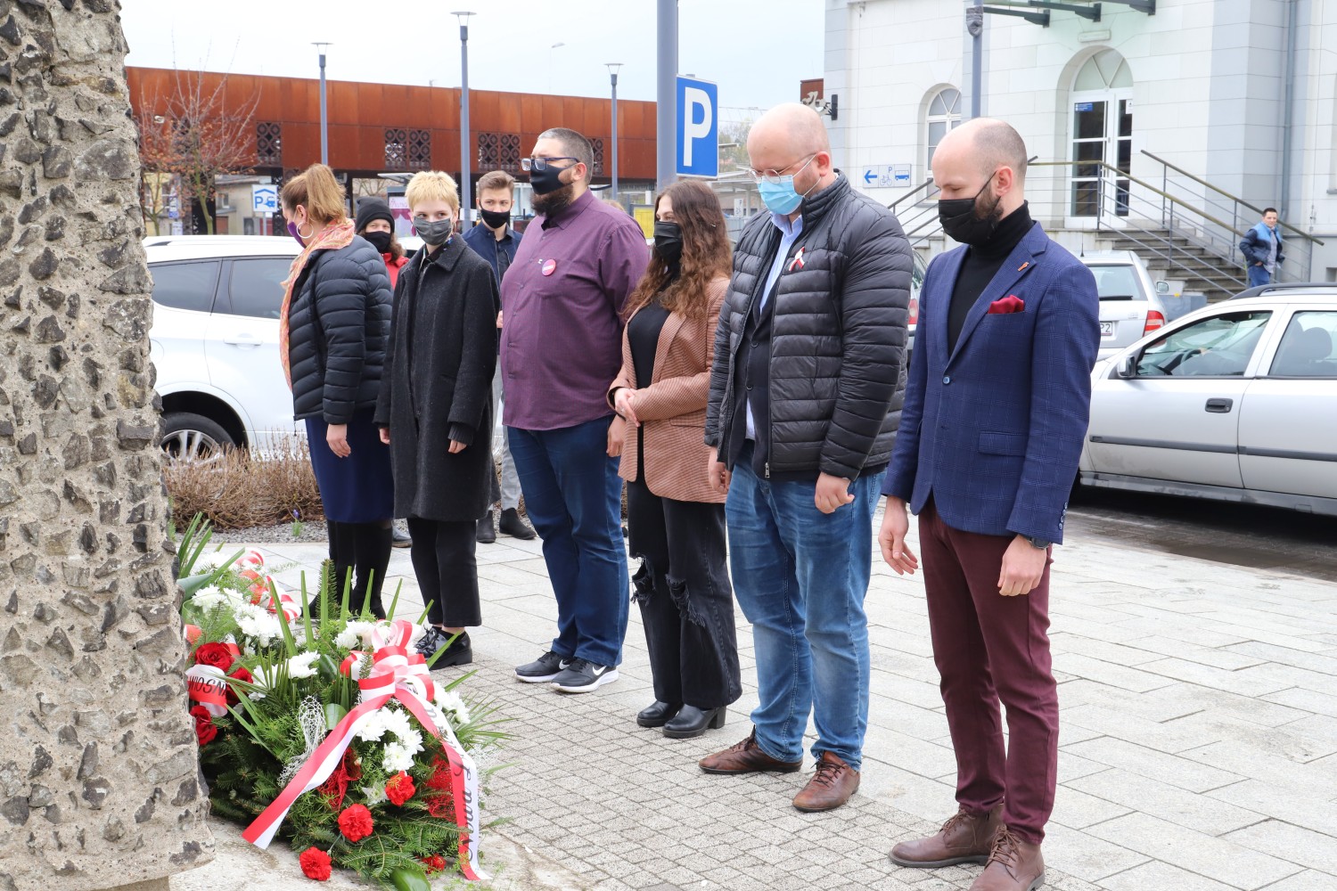 Lewica świętuje pod pomnikiem przy dworcu w Kutnie.