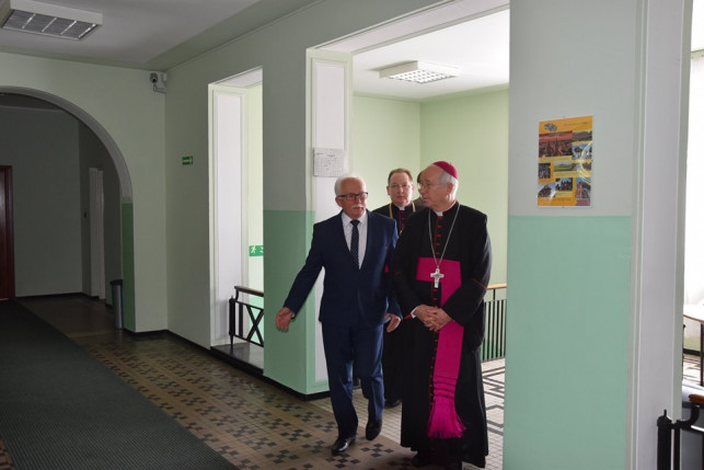 [ZDJĘCIA] Biskup Dziuba w Kutnie. Złożył wizytę władzom powiatu - Zdjęcie główne
