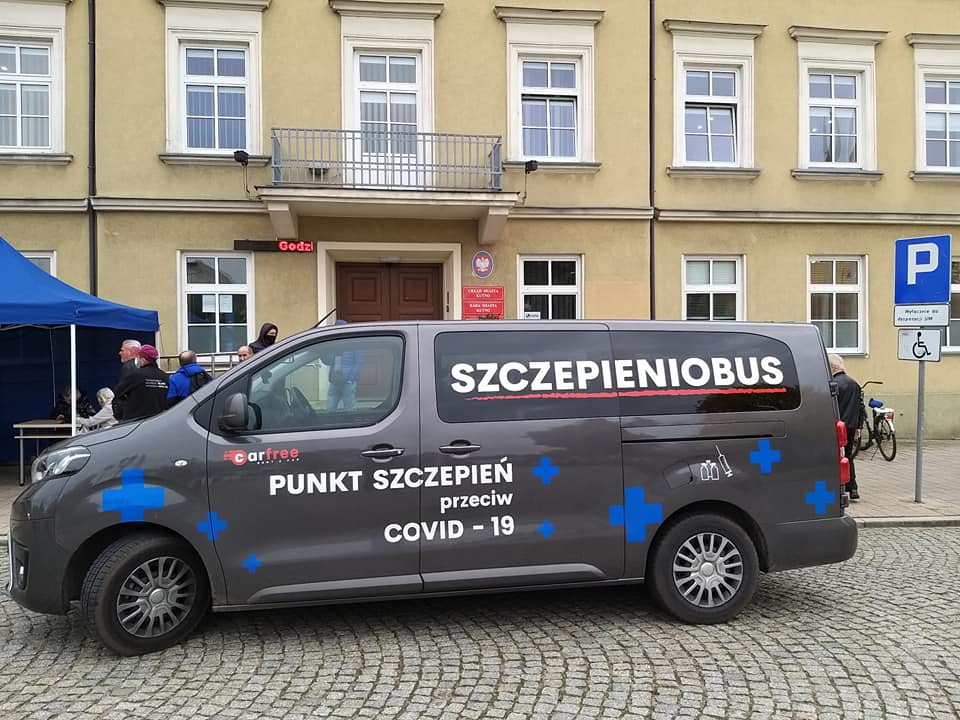 Pod kutnowskim urzędem szczepią mieszkańców. "Nauczanie hybrydowe w dwóch szkołach, COVID nie odpuszcza" - Zdjęcie główne