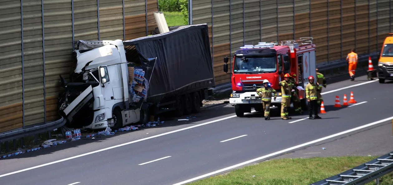 Groźnie na A1 pod Kutnem. Ciężarówka uderzyła w ekrany dźwiękochłonne, lądował śmigłowiec LPR [ZDJĘCIA] - Zdjęcie główne