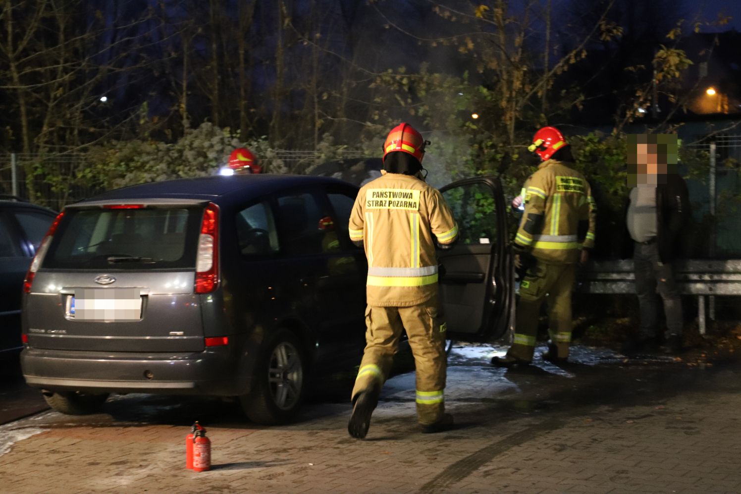 Straż pożarna prowadziła działania w związku z pożarem na parkingu jednej z kutnowskich Biedronek