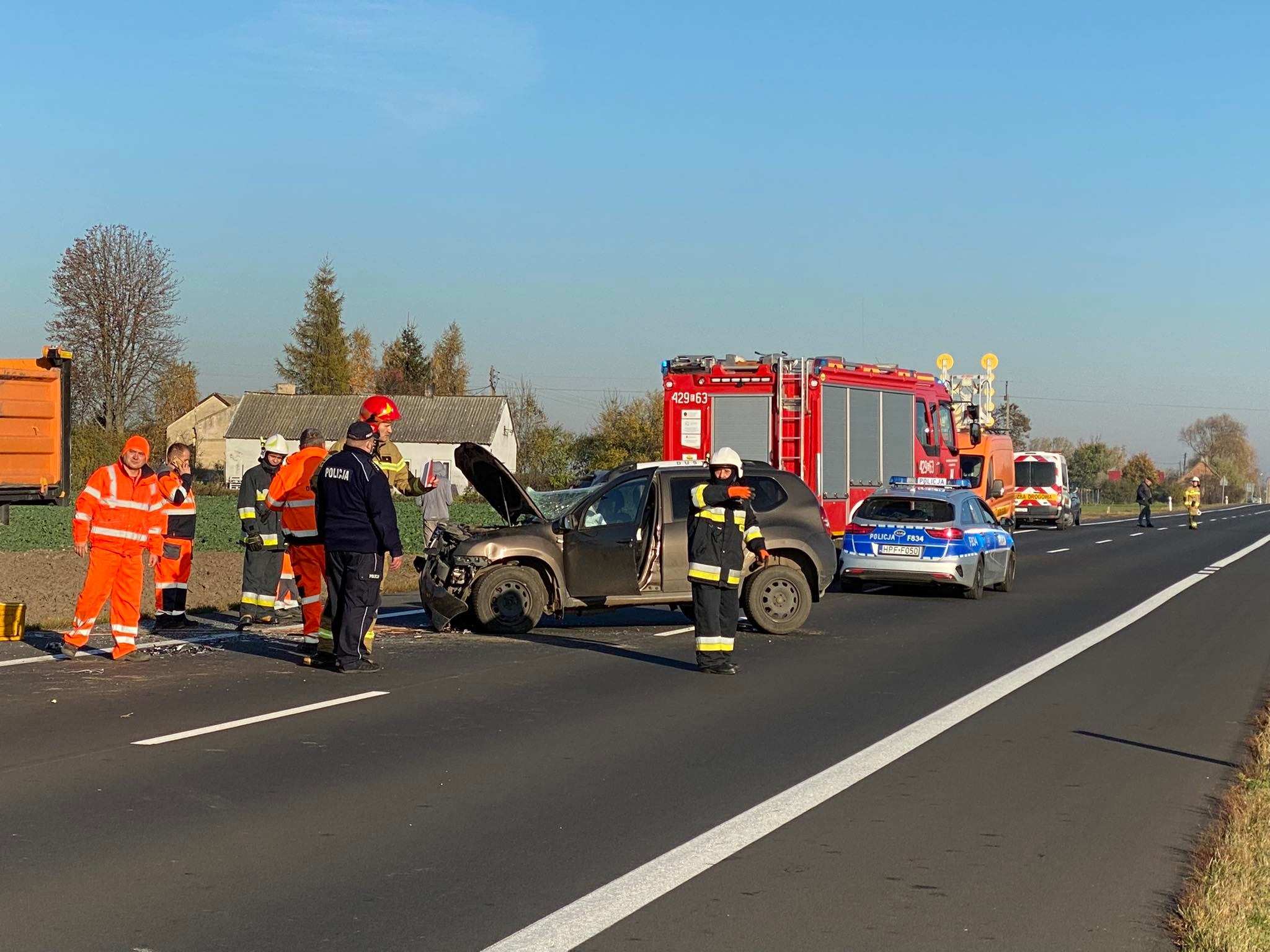 Groźny wypadek pod Kutnem. Samochód osobowy wjechał w ciężarówkę