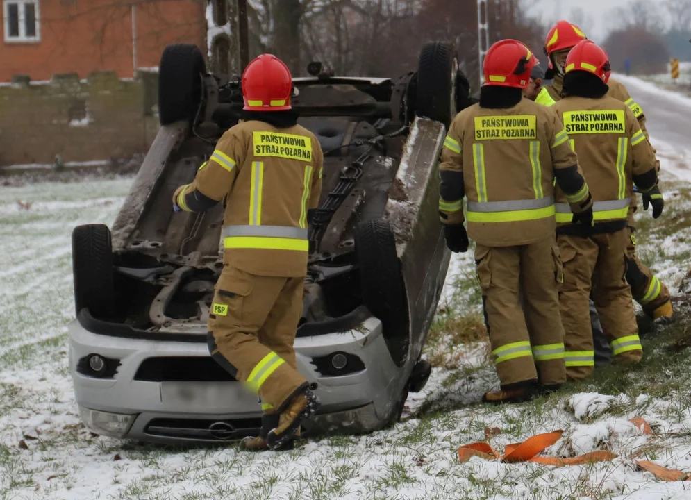 Wypadek pod Kutnem: samochód wypadł z drogi, jedna osoba poszkodowana - Zdjęcie główne