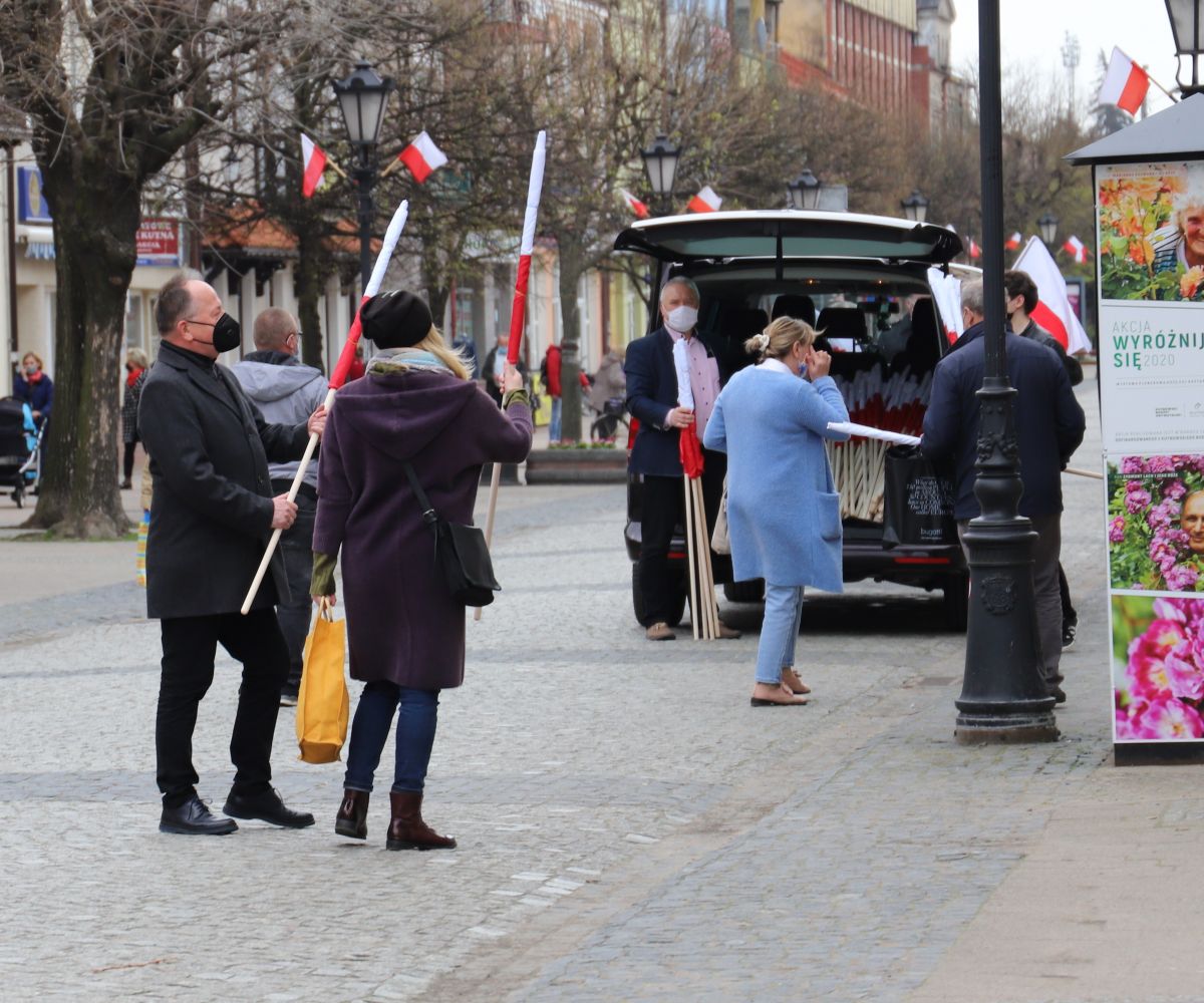 Prezydent miasta rozdawał flagi mieszkańcom Kutna