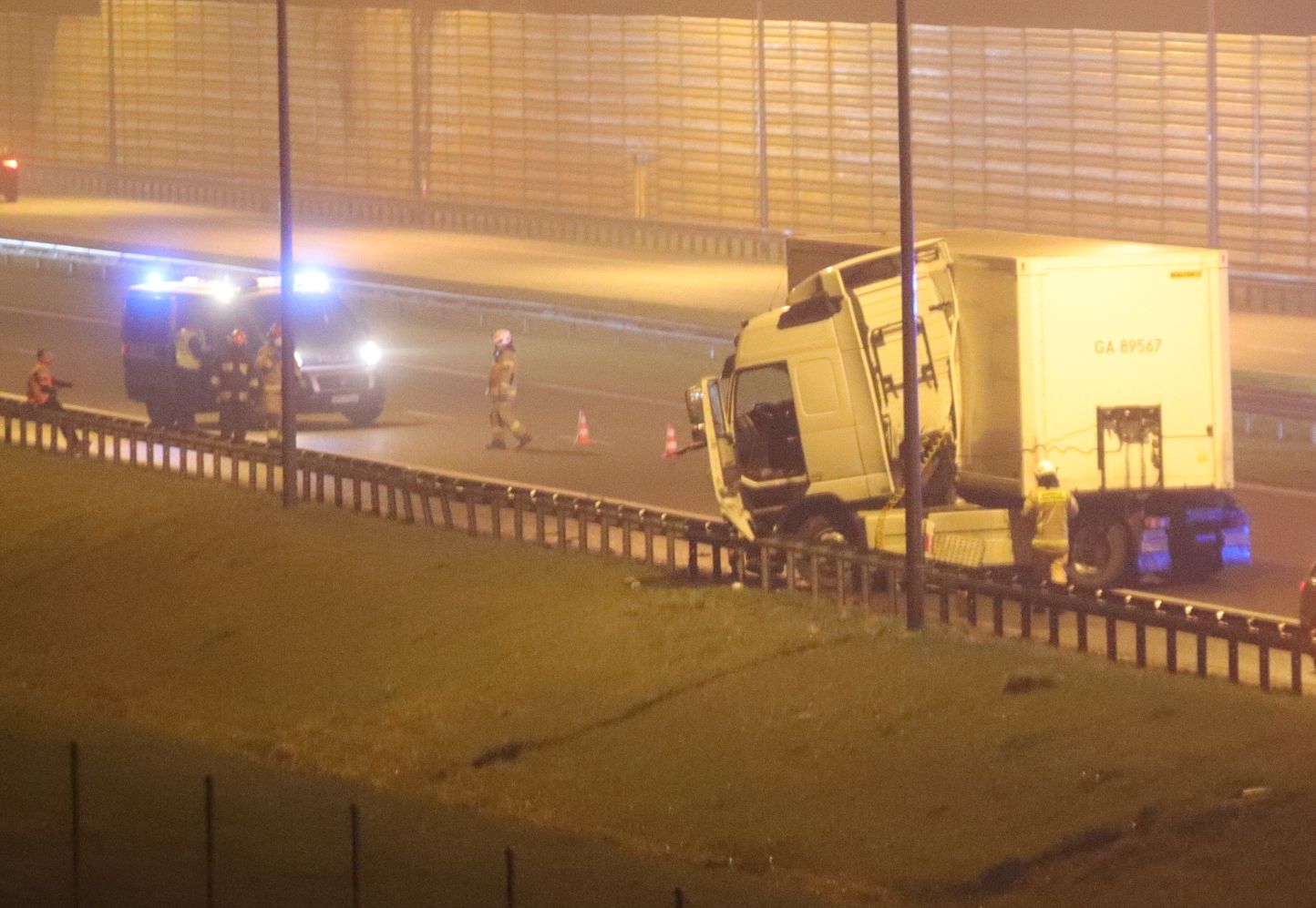 [ZDJĘCIA] Na autostradzie rozbiła się ciężarówka. Trwa akcja służb z powiatu kutnowskiego - Zdjęcie główne