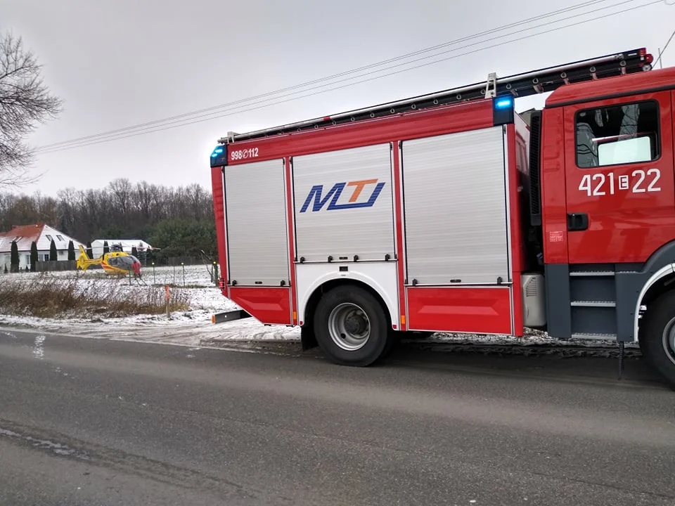 Pod Kutnem lądował śmigłowiec pogotowia. Pomocy potrzebowała starsza osoba