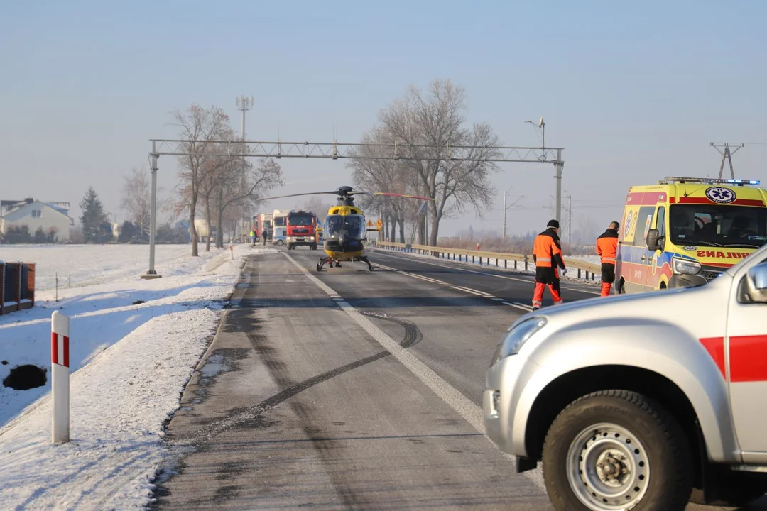 Poważny wypadek pod Kutnem. Na miejscu wszystkie służby, lądował śmigłowiec LPR