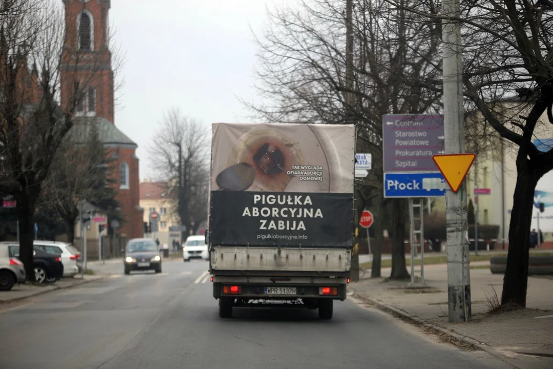 Po Kutnie jeździ samochód fundacji, z megafonu niesie się hasło: "Pigułka aborcyjna zabija" [FOTO] - Zdjęcie główne