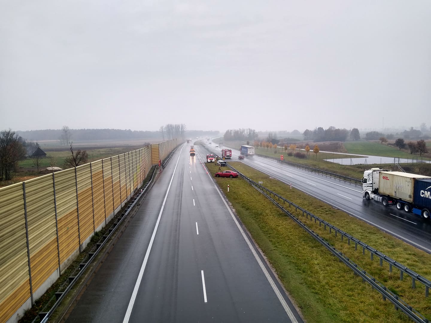 Akcja służb na autostradzie pod Kutnem. Zderzyły się dwie osobówki