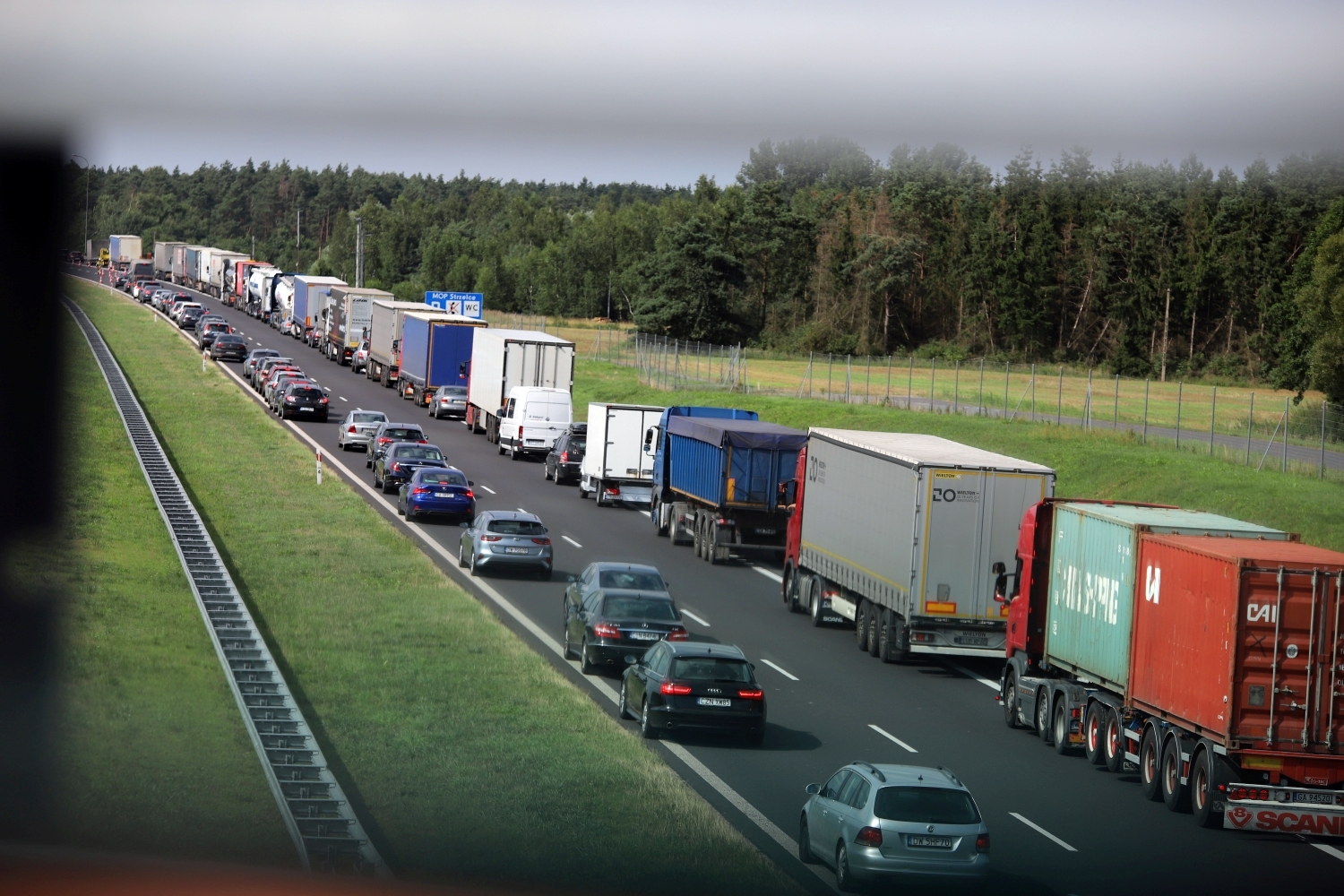 Na autostradzie autokar zderzył się z ciężarówką