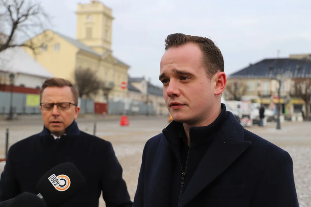 Poseł Dariusz Joński podczas konferencji na placu Piłsudskiego w Kutnie mówił m.in o inflacji i drożyźnie