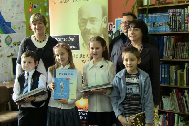 Recytują w bibliotece - Zdjęcie główne