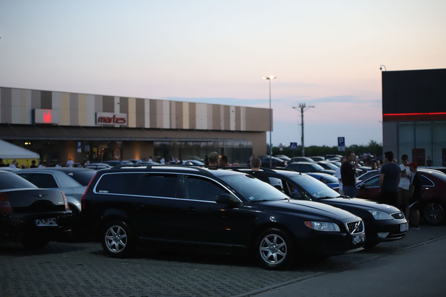 Ryk silników, pisk opon i setki osób pod galerią. Trwa Illegal Night Kutno